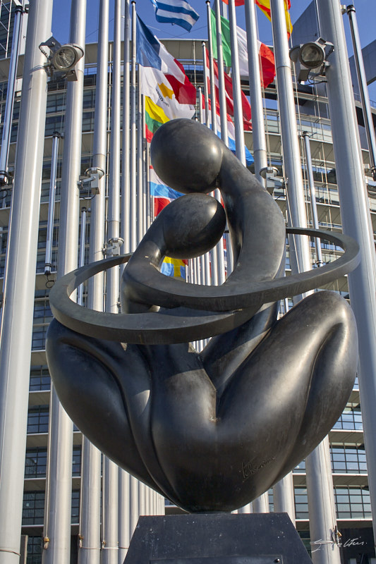 © All Rights Reserved - 2011-06-02 18:27:11 - f/13 1/250sec ISO-400 28mm - France, Alsace, Strasbourg, Parlement européen, Contre jour ... Europe à Coeur au soleil couchant - sculpture de Ludmila Tcherina