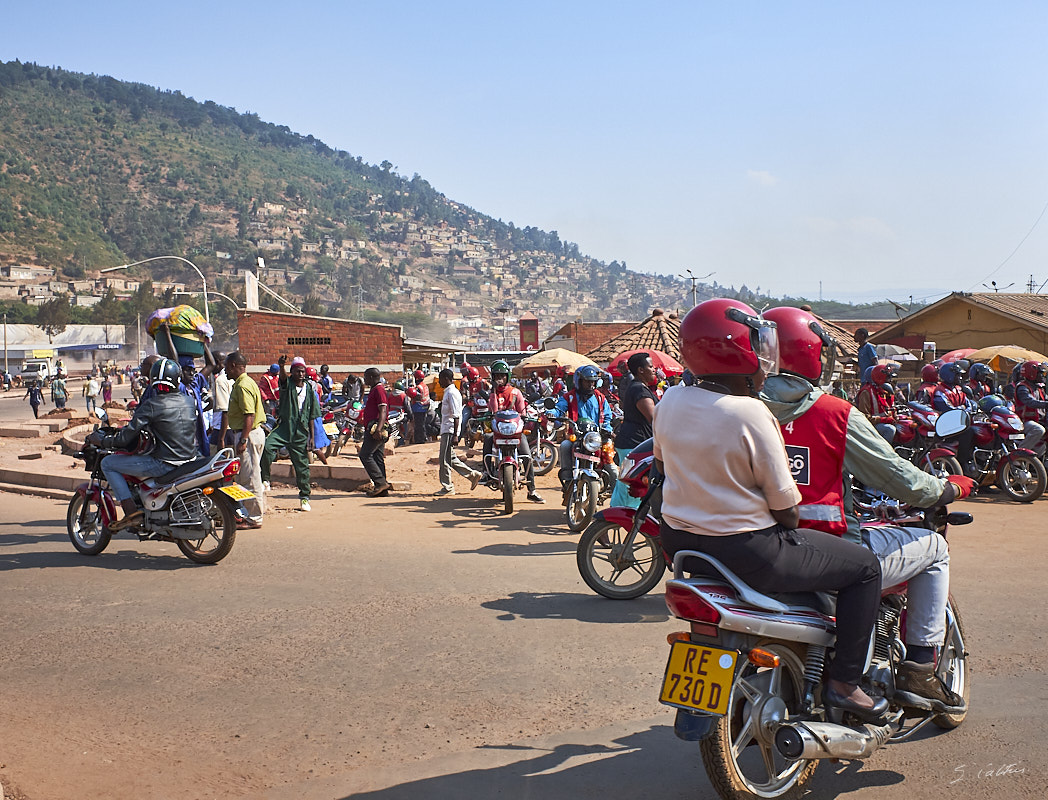 © All Rights Reserved - 2019-08-27 08:22:51 f/8 1/1000sec ISO-200 18.5mm - Rwanda, route Kigali-Huye (Butare)