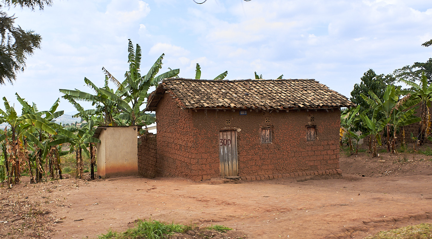 © All Rights Reserved - 2019-08-27 09:59:20 f/3.6 1/1000sec ISO-200 18.5mm - Rwanda, route Kigali-Huye (Butare)