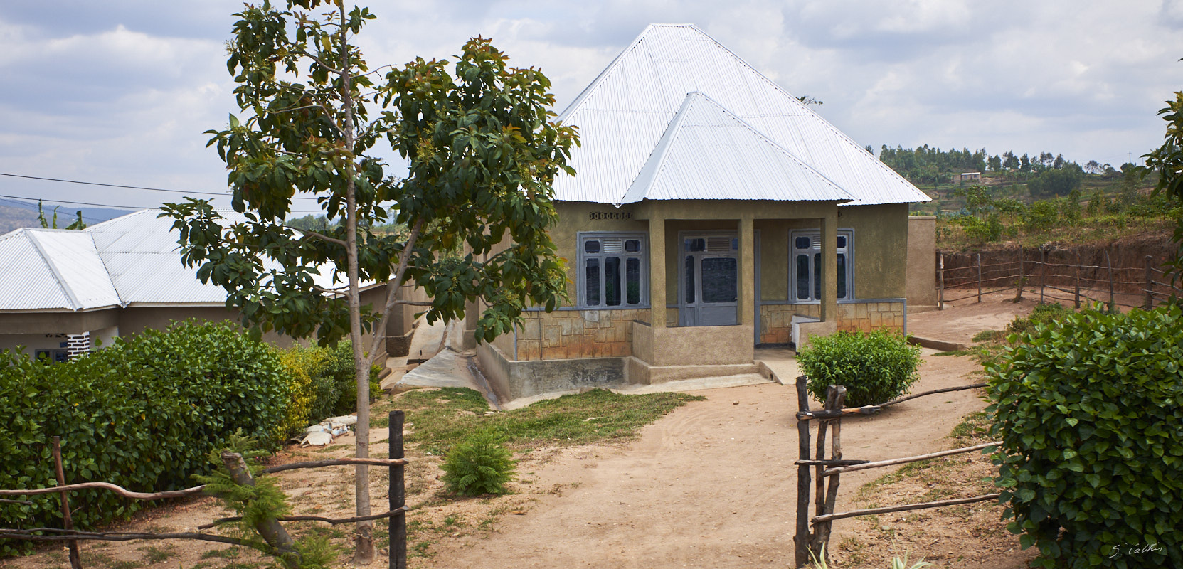 © All Rights Reserved - 2019-08-27 10:22:40 f/4.5 1/800sec ISO-200 18.5mm - Rwanda, route Kigali-Huye (Butare)