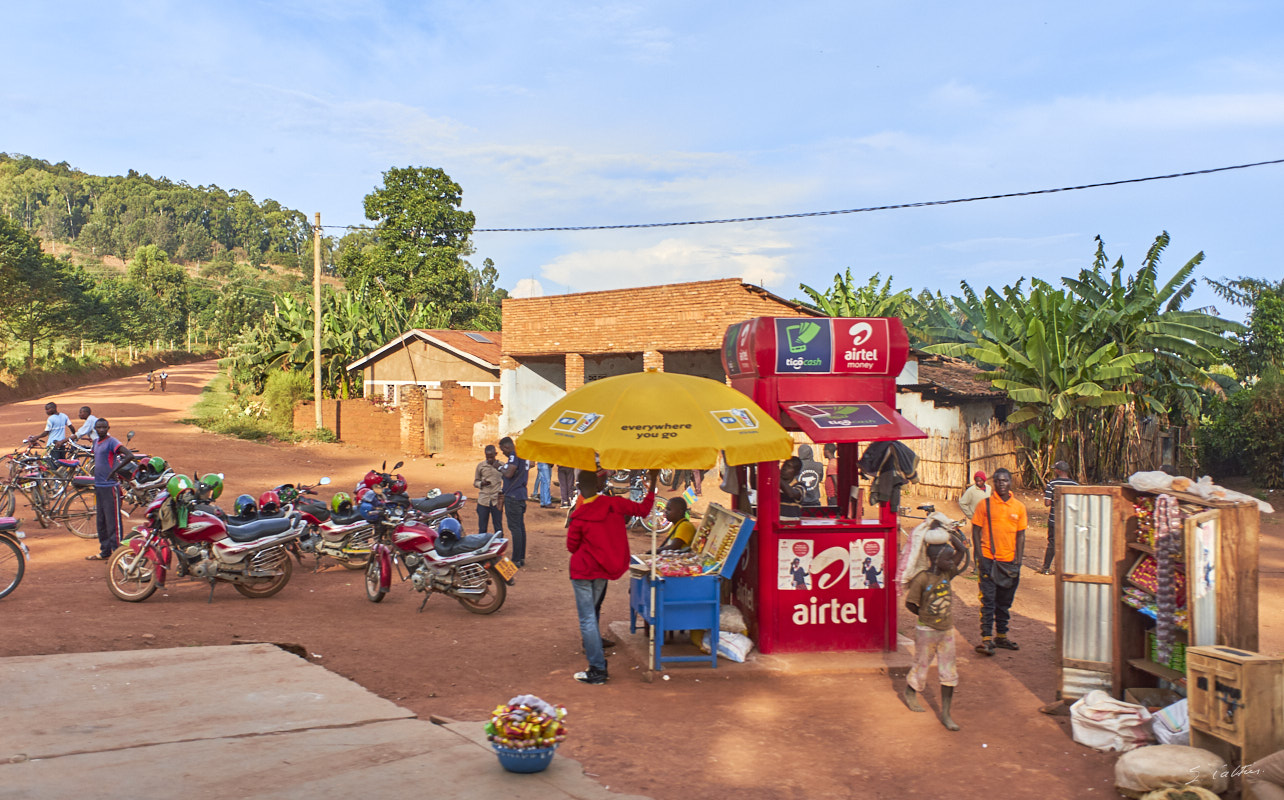 © All Rights Reserved - 2019-08-27 15:47:57 f/2.8 1/1600sec ISO-200 18.5mm - Rwanda, route Kigali-Huye (Butare)