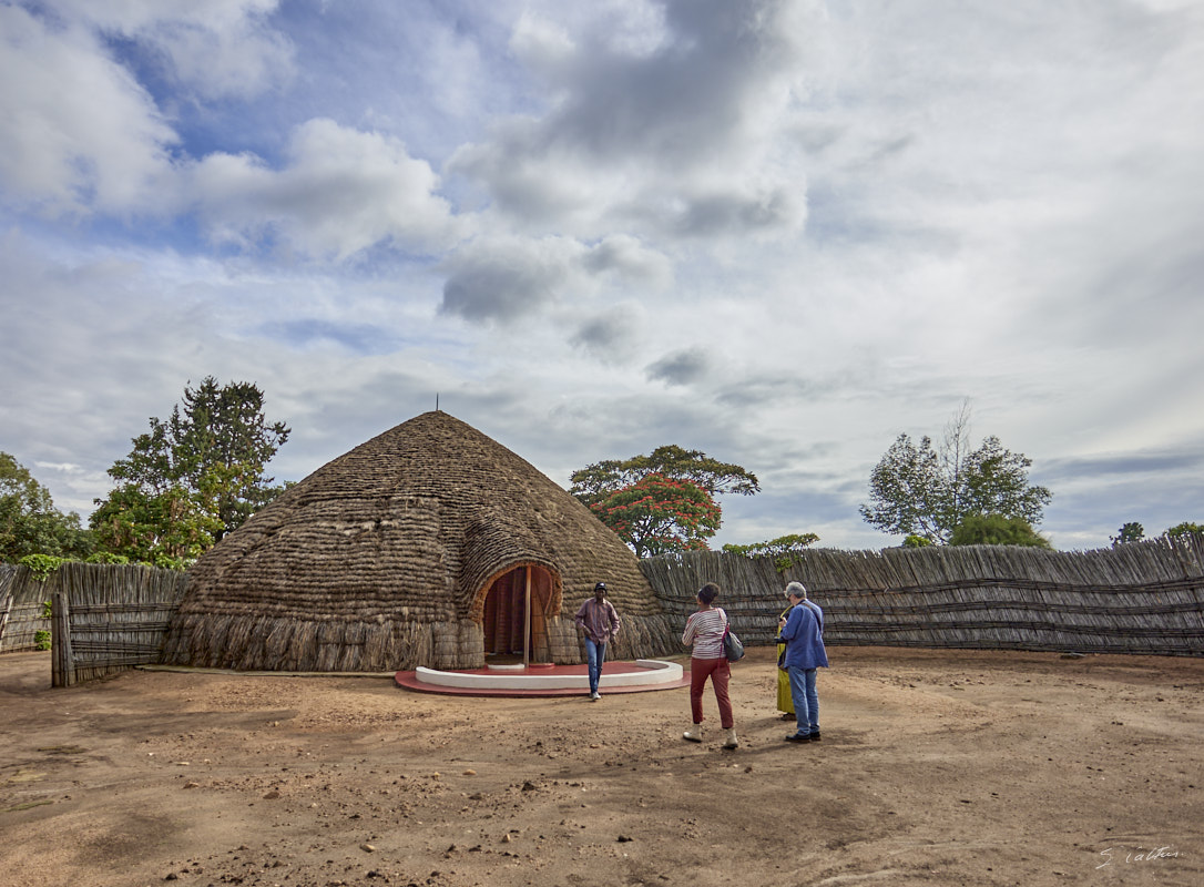 © All Rights Reserved - 2022-12-05 12:21:12 - f/4 1/1000sec ISO-100 17mm - Rwanda, Nyanza, ancienne capitale royale, hutte royale