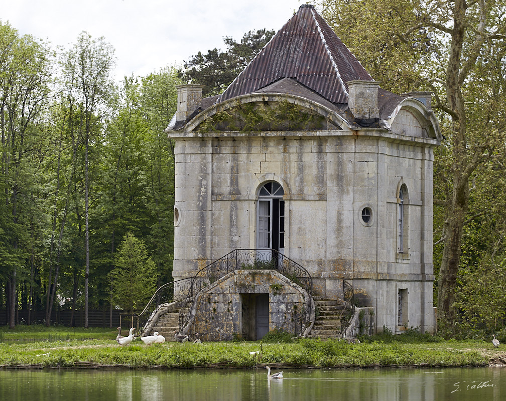 © All Rights Reserved - 2019-05-18 12:31:15 f/5 1/800sec ISO-160 188mm - France, Bourgogne, Ancy-le-Franc