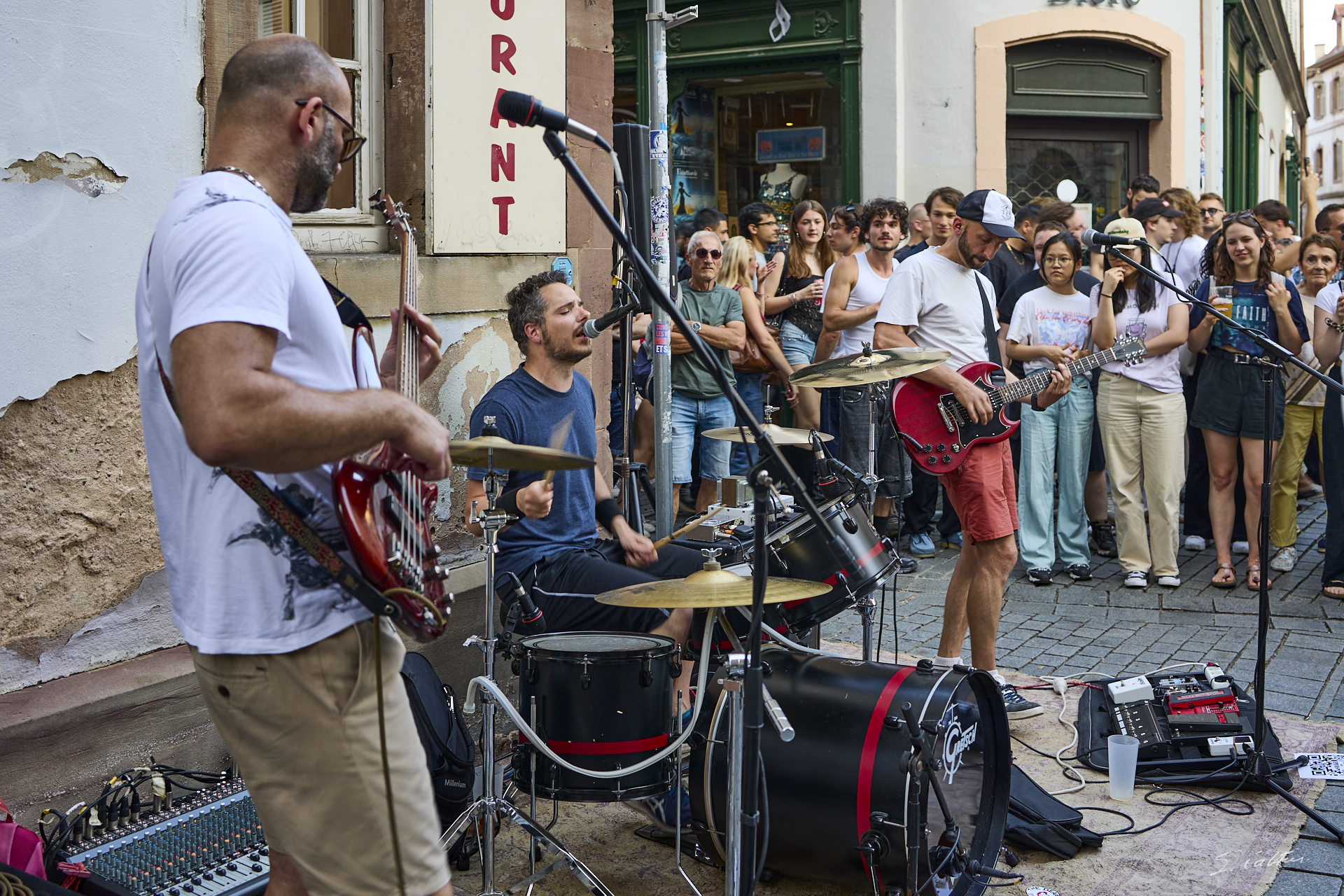 © All Rights Reserved - 2025-06-21 18:27:27 - f/4 1/30sec ISO-100 35mm - Strasbourg, fête de la musique