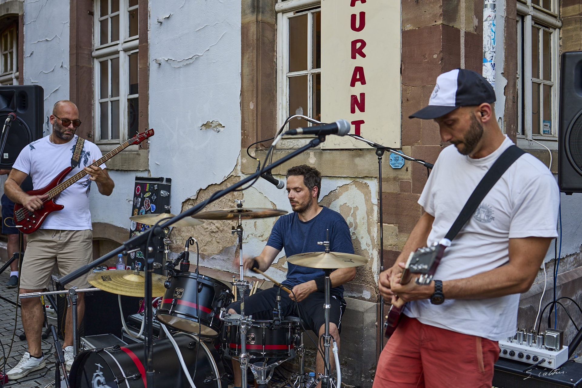 © All Rights Reserved - 2025-06-21 18:28:02 - f/4 1/40sec ISO-100 35mm - Strasbourg, fête de la musique