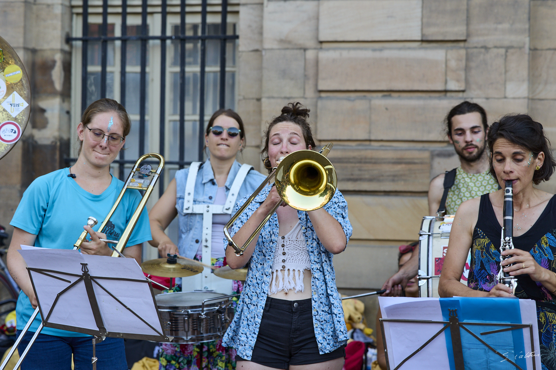 © All Rights Reserved - 2025-06-21 18:55:08 - f/5 1/100sec ISO-400 85mm - Strasbourg, fête de la musique