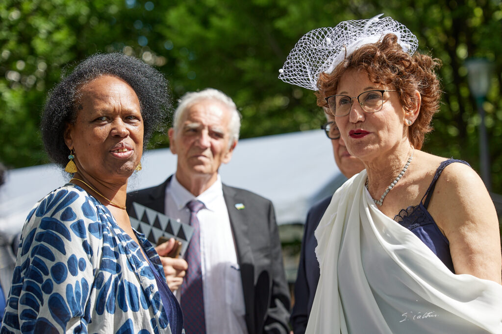 © All Rights Reserved - - - France - Rwanda - Paris - Inauguration de la stèle pour la mémoire du génocide des Tutsi - 2 juin 2026
Thérèse, militante de l'association Amariza, Alain Gauthier Président du collectif des partie civiles pour le Rwanda et le docteur Annie Faure, médecin du monde