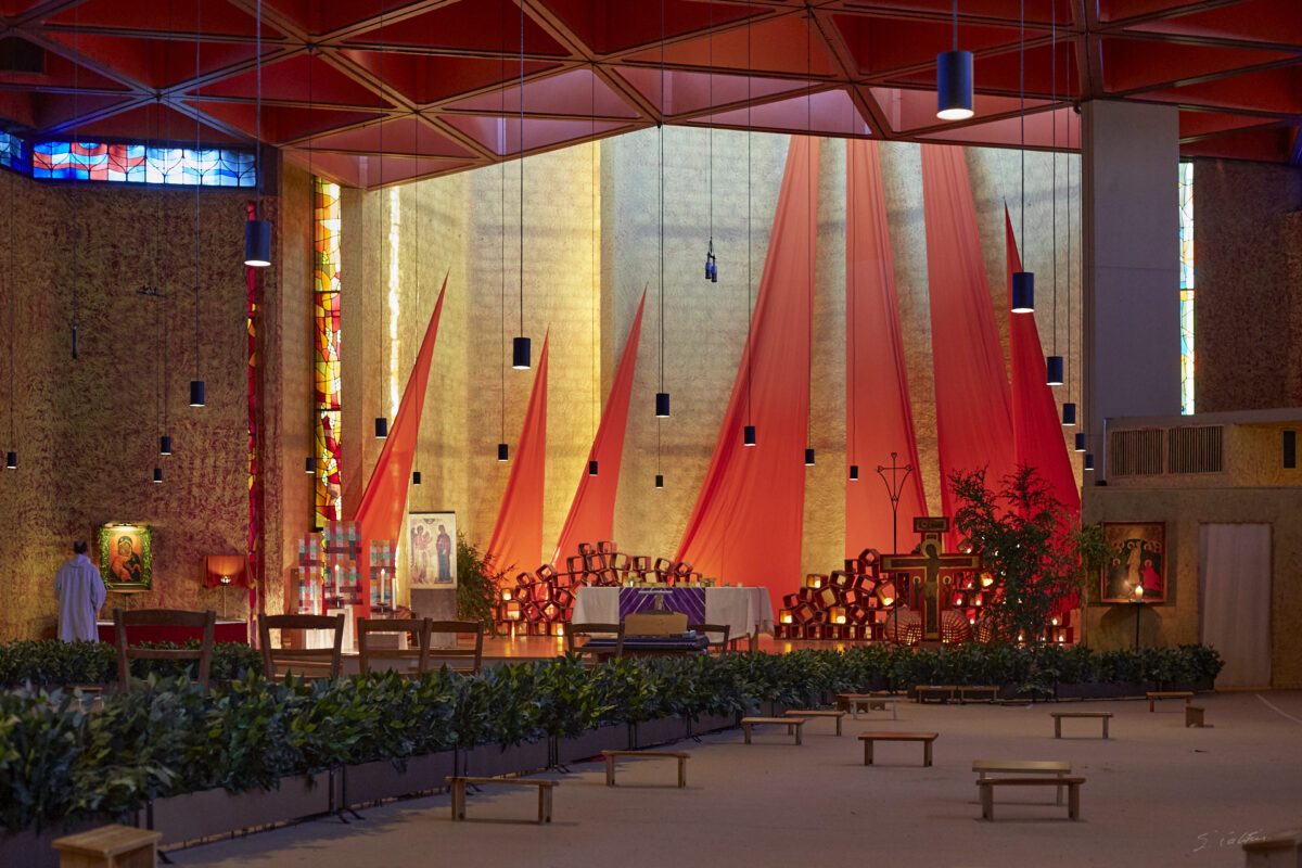 © All Rights Reserved - 2013-12-08 09:09:47 f/4 1/20sec ISO-1600 50mm - France, Bourgogne, Saône-et-Loire, Taizé, frères