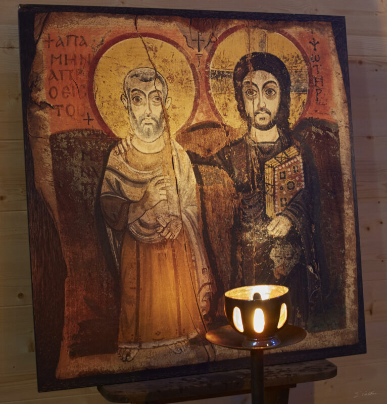 © All Rights Reserved - 2013-12-08 09:10:16 f/4 1/8sec ISO-1600 50mm - France, Bourgogne, Saône-et-Loire, Taizé, frères