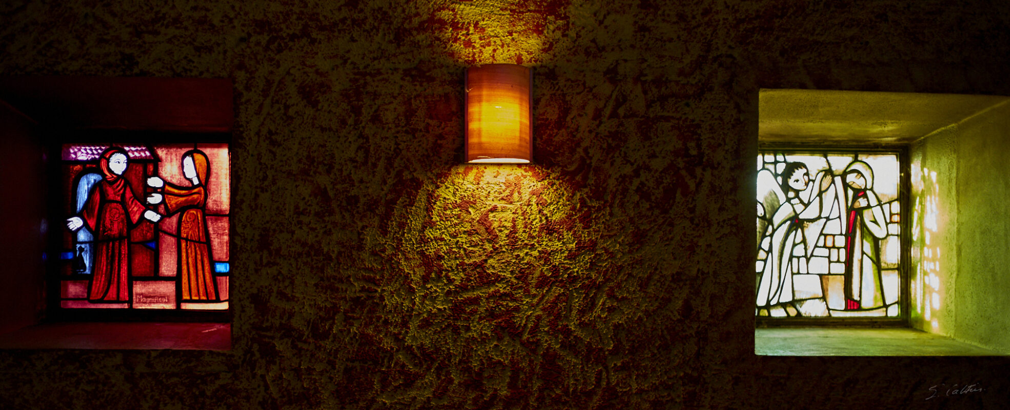 © All Rights Reserved - 2013-12-08 09:11:32 f/2.2 1/30sec ISO-1600 50mm - France, Bourgogne, Saône-et-Loire, Taizé, frères