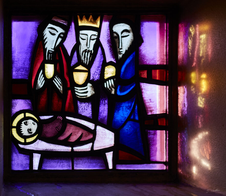 © All Rights Reserved - 2013-12-08 09:13:44 - f/2.8 1/25sec ISO-200 50mm - France, Taizé, frères de Taizé