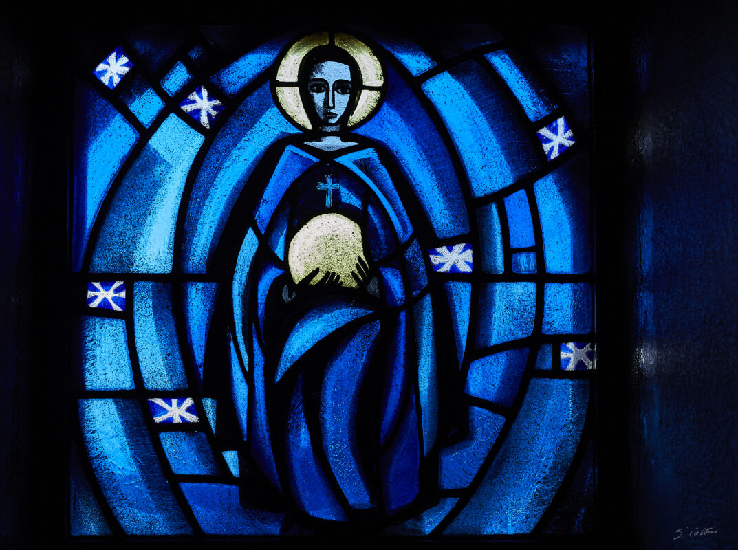 © All Rights Reserved - 2013-12-08 09:15:42 - f/4 1/200sec ISO-400 50mm - France, Taizé, frères de Taizé