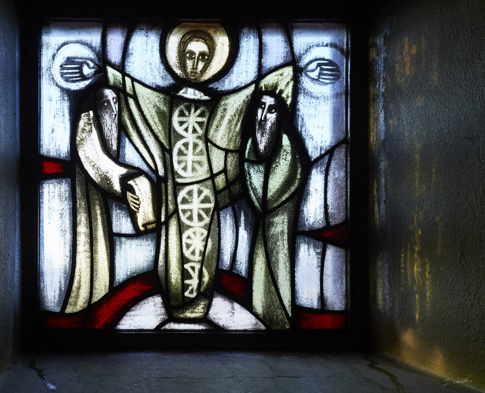 © All Rights Reserved - 2013-12-08 09:16:29 - f/5.6 1/100sec ISO-400 50mm - France, Taizé, frères de Taizé