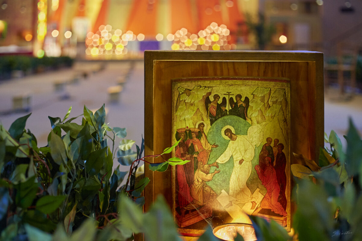 © All Rights Reserved - 2013-12-08 09:20:41 f/2.8 1/30sec ISO-3200 50mm - France, Bourgogne, Saône-et-Loire, Taizé, frères