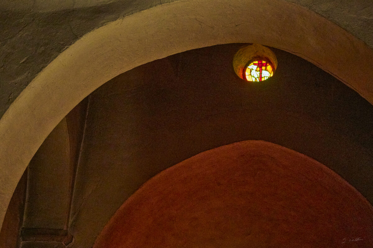 © All Rights Reserved - 2013-12-08 10:01:05 f/7.1 1/25sec ISO-5000 80mm - France, Bourgogne, Saône-et-Loire, Taizé, frères