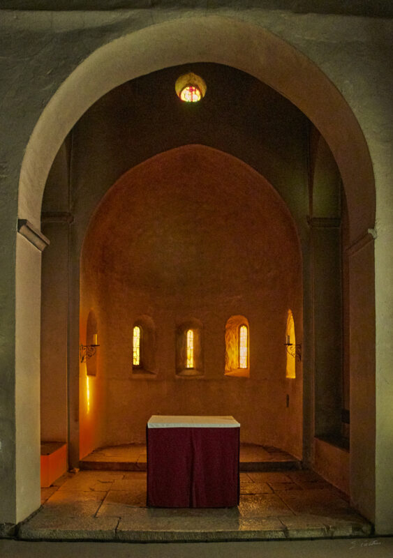 © All Rights Reserved - 2013-12-08 10:01:32 f/7.1 1/25sec ISO-5000 28mm - France, Bourgogne, Saône-et-Loire, Taizé, frères