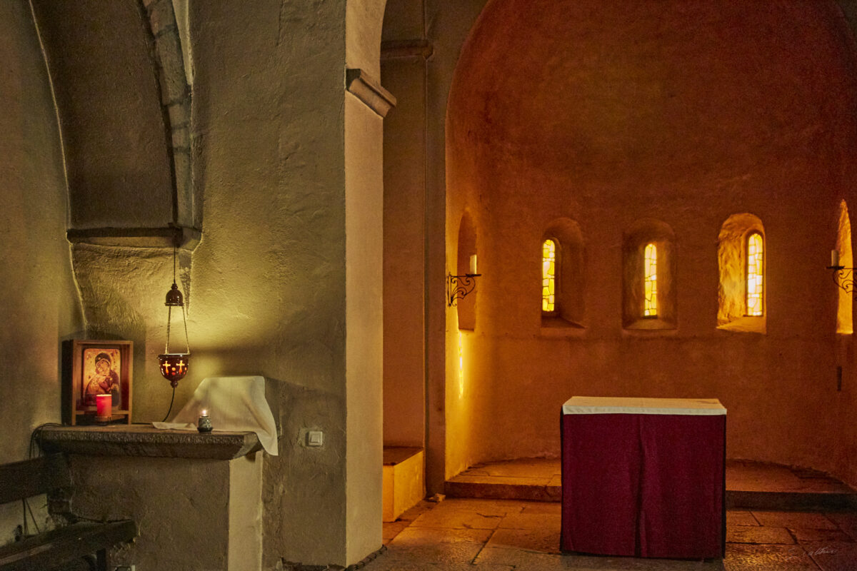 © All Rights Reserved - 2013-12-08 10:01:59 f/7.1 1/25sec ISO-5000 43mm - France, Bourgogne, Saône-et-Loire, Taizé, frères