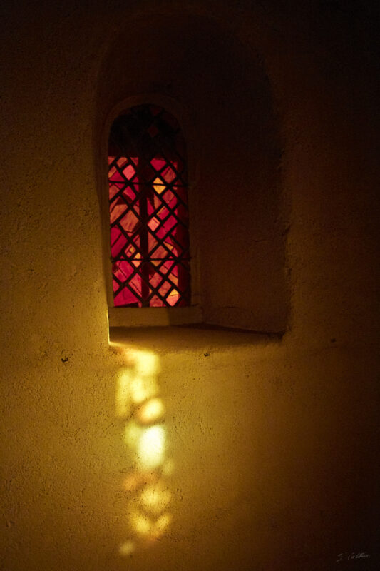 © All Rights Reserved - 2013-12-08 10:05:51 f/4.5 1/250sec ISO-3200 45mm - France, Bourgogne, Saône-et-Loire, Taizé, frères