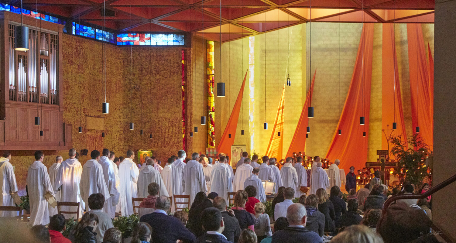 © All Rights Reserved - 2013-12-08 10:55:36 f/6.3 1/125sec ISO-6400 50mm - France, Bourgogne, Saône-et-Loire, Taizé, frères