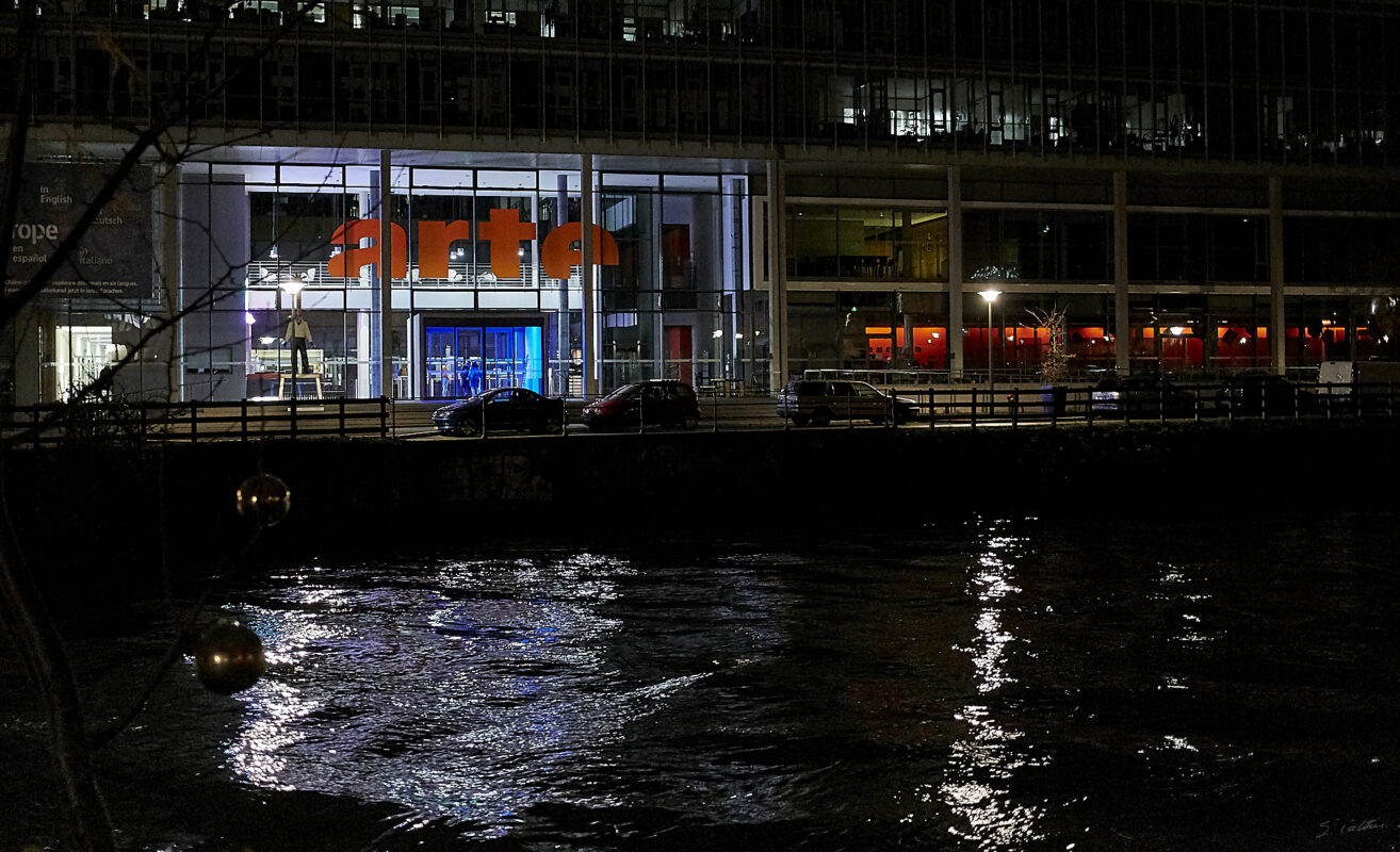 © All Rights Reserved - 2018-12-09 19:05:52 - f/2.8 1/100sec ISO-8000 40mm - France, Alsace, Strasbourg-Europe