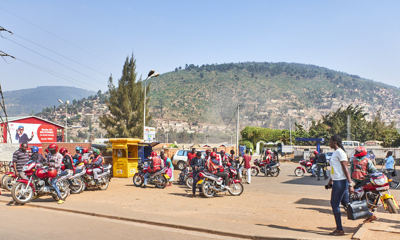 © All Rights Reserved - 2019-08-27 08:22:30 f/8 1/1000sec ISO-200 18.5mm - Rwanda, route Kigali-Huye (Butare)