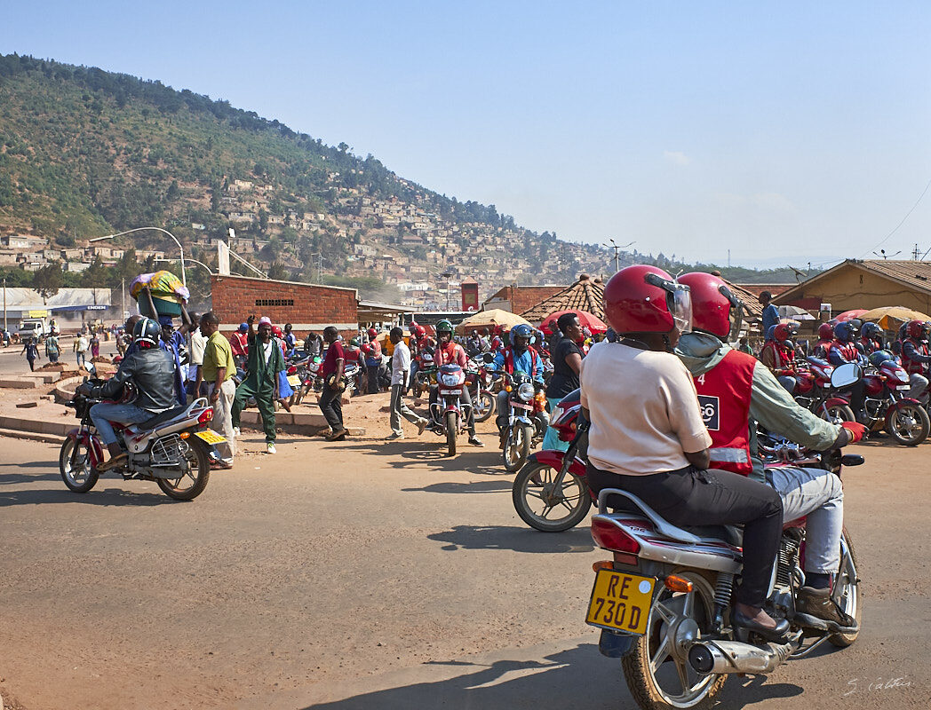 © All Rights Reserved - 2019-08-27 08:22:51 f/8 1/1000sec ISO-200 18.5mm - Rwanda, route Kigali-Huye (Butare)