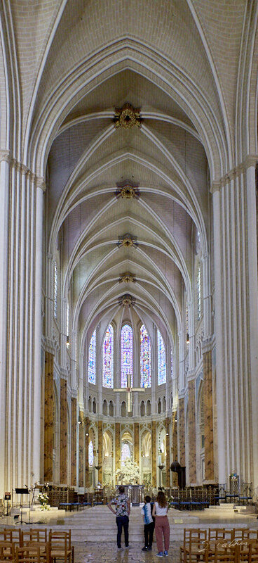 © All Rights Reserved - 2020-07-27 16:13:15 f/5.6 1/20sec ISO-1250 24mm - France, Chartres, cathédrale