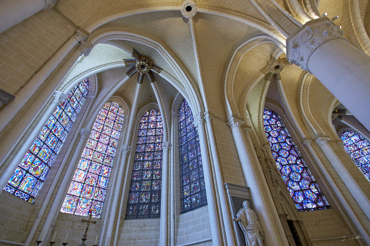 © All Rights Reserved - 2020-07-27 17:04:20 f/4 1/40sec ISO-1250 17mm - France, Chartres, cathédrale