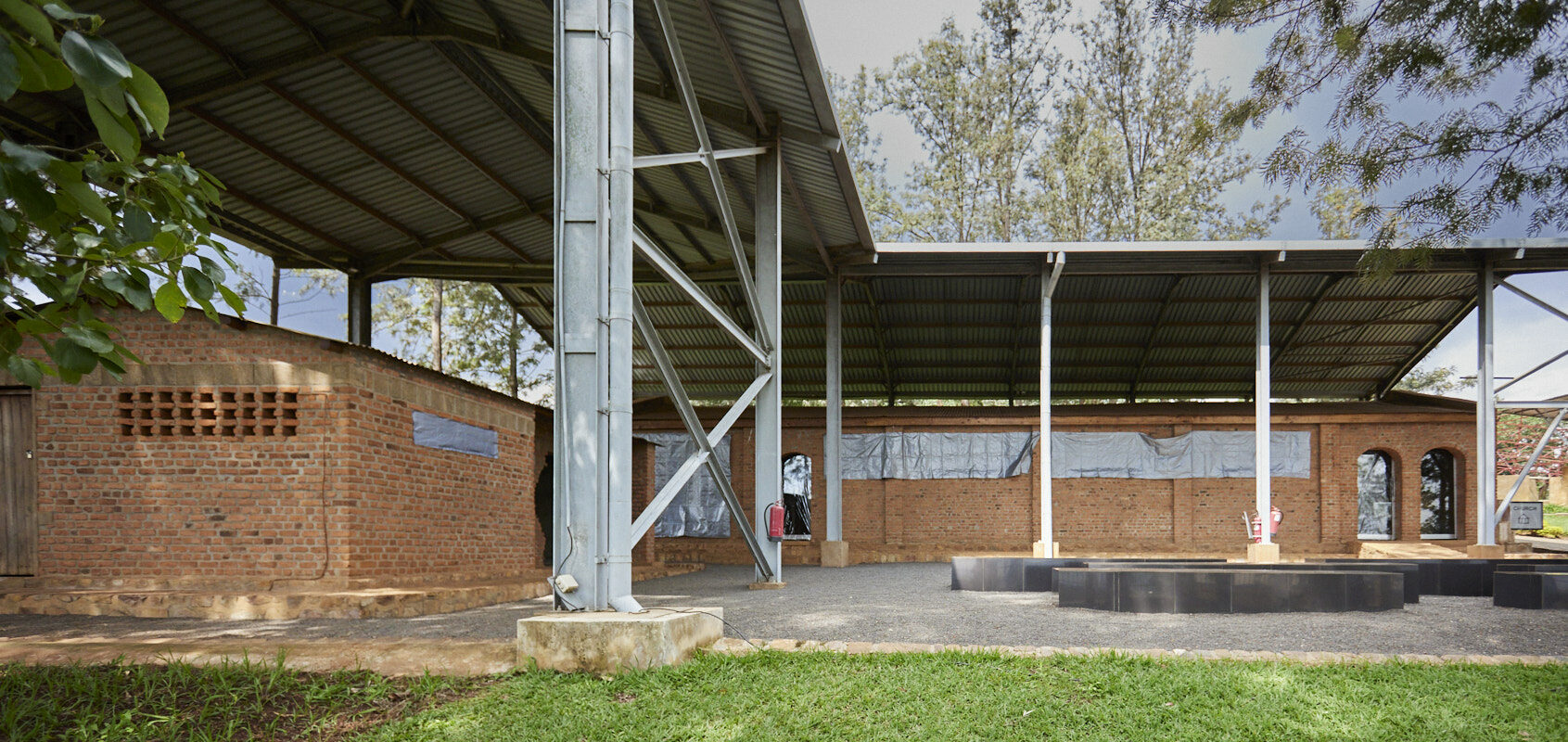 © All Rights Reserved - 2022-11-30 10:32:23 - f/4 1/2500sec ISO-1600 17mm - Rwanda, Ntarama, mémorial (en travaux)