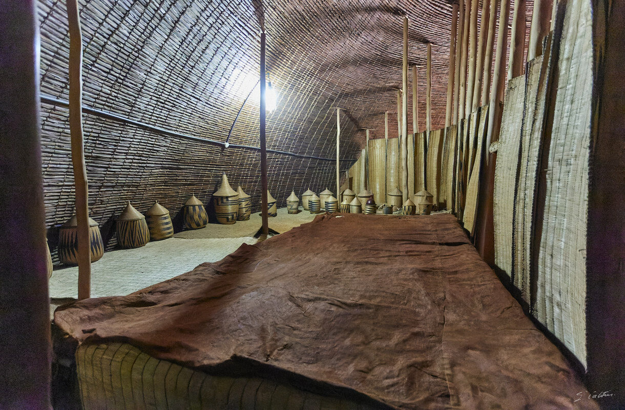 © All Rights Reserved - 2022-12-05 12:35:09 - f/4 1/160sec ISO-25600 17mm - Rwanda, Nyanza, ancienne capitale royale, hutte royale