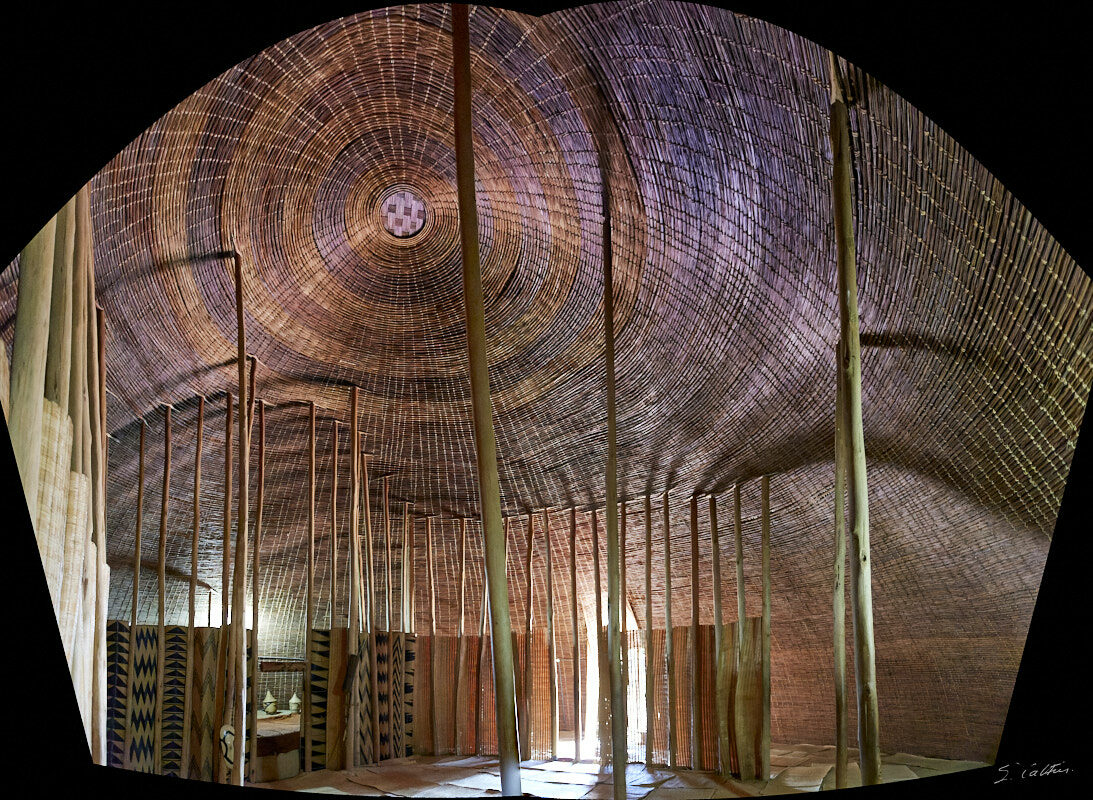 © All Rights Reserved - 2022-12-05 12:38:29 - f/4 1/100sec ISO-25600 17mm - Rwanda, Nyanza, ancienne capitale royale, hutte royale