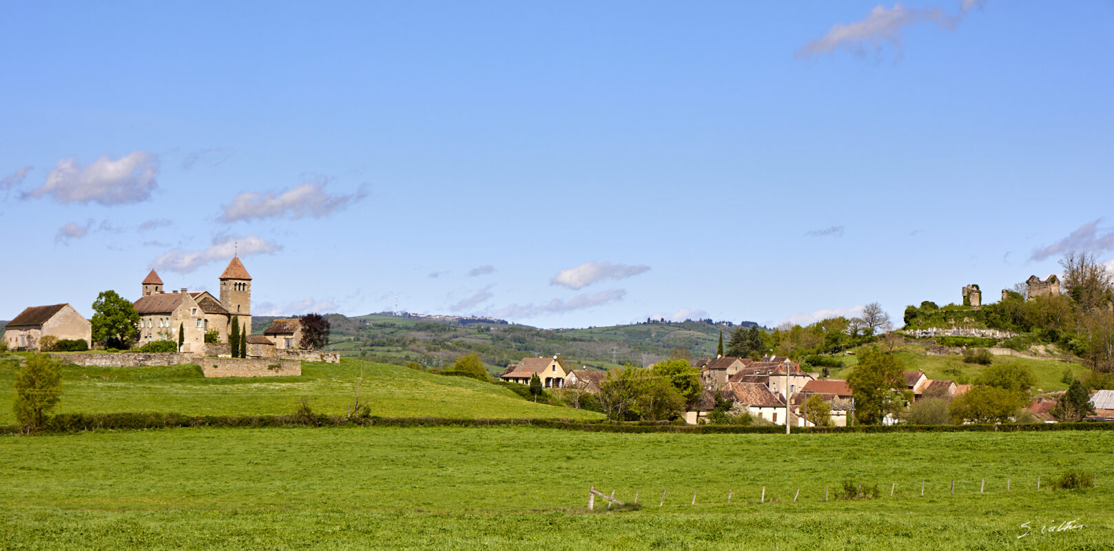 © All Rights Reserved - 2025-04-20 09:54:01 f/8 1/400sec ISO-100 76mm - France, Bourgogne, Clunisois, campagne